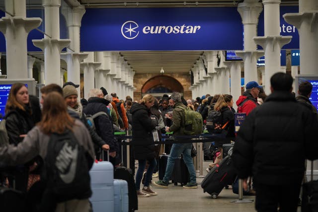 <p>Pasażerowie w kolejce do terminalu Eurostar na stacji St Pancras International w centrum Londynu (Yui Mok/PA)</p>